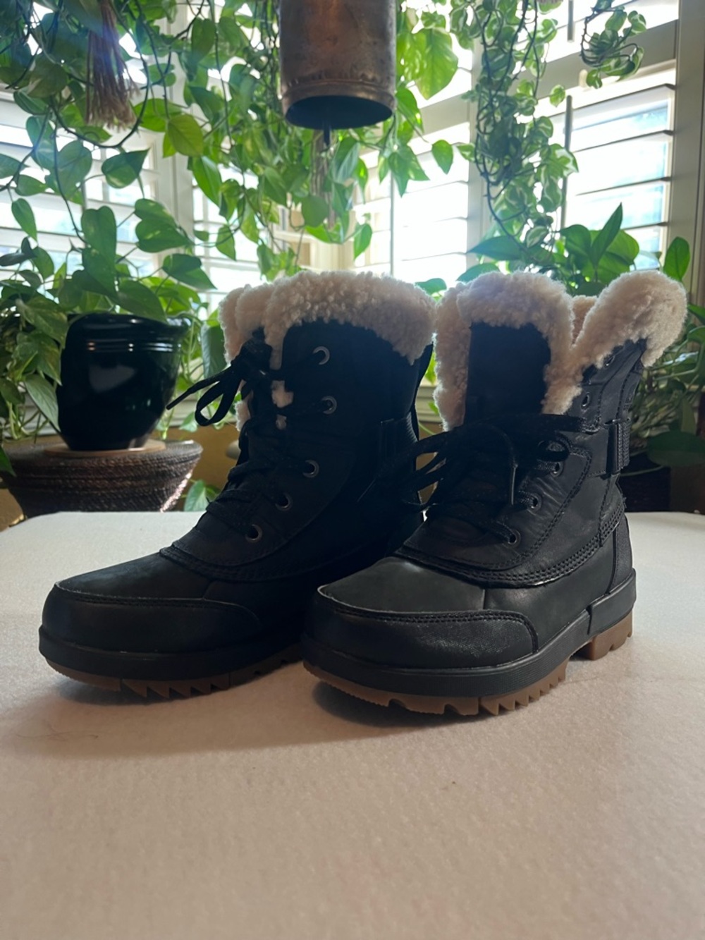 SOREL Women’s Black Genuine Shearling Waterproof Lace-Up Winter Boots size 6